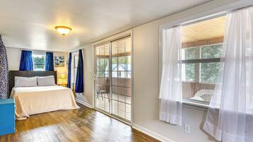 5 bedrooms, desk, iron/ironing board, internet