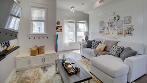Un salon moderne avec un canapé, une table basse et un banc muni de paniers.