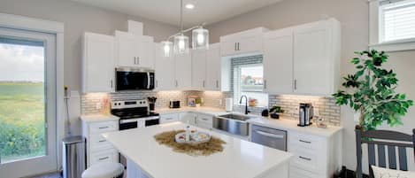 Coffee/tea maker, fridge, microwave, stovetop