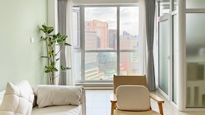 Family Apartment, 2 Bedrooms, Non Smoking, City View | Ruang tamu
