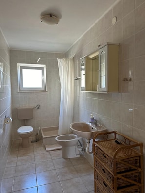 Apartment (One Bedroom Apartment with Terrace an) | Badezimmer | Dusche, Handtücher