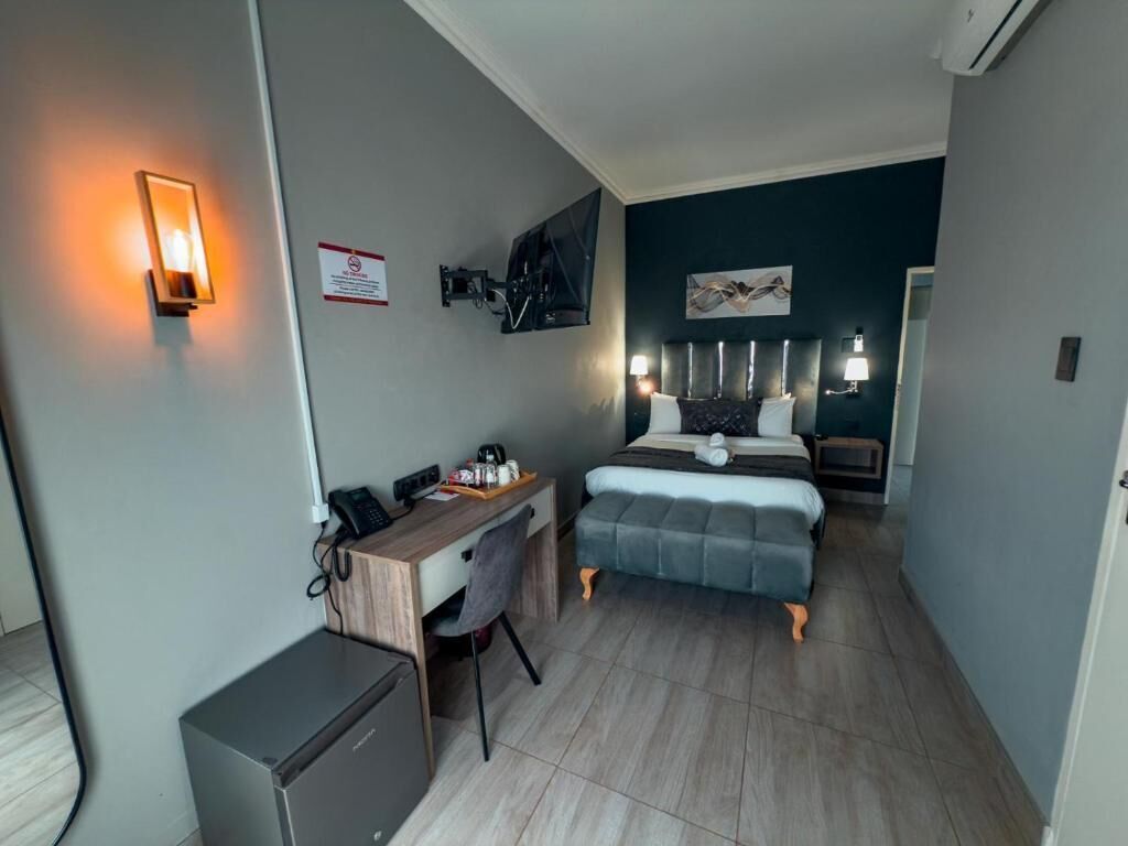 Quarto casal standard, vista para a colina | Cofres nos quartos, Wi-Fi de cortesia
