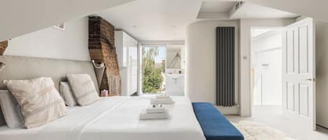 4 habitaciones, tabla de planchar con plancha, wifi y ropa de cama