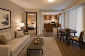 Living area - Ellison Park Hotel (Toronto)