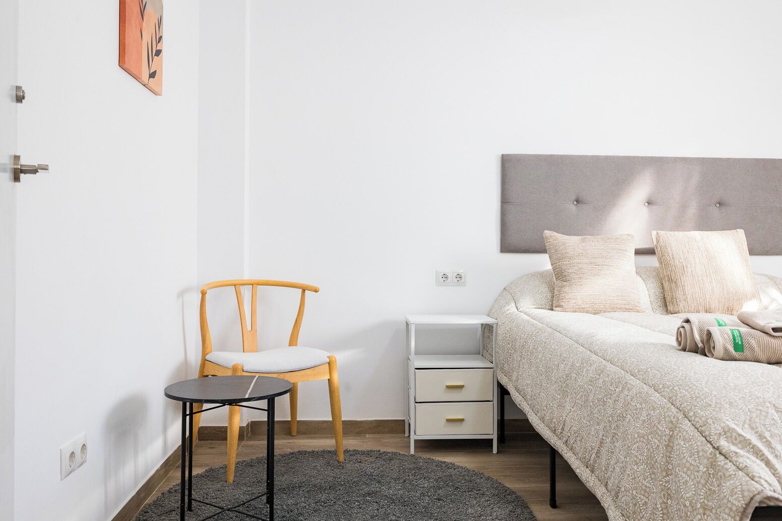 3 slaapkamers, een strijkplank/strijkijzer, internet, beddengoed