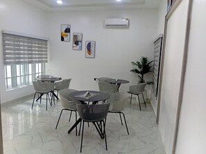 Dining - Devon's Luxury 4BR Villa, Pool, Fast Wi-Fi, Apo Resettlement, Abuja (Abuja)
