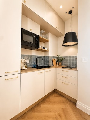 Wasserkocher mit Kaffee-/Teezubehör, Kühlschrank, Mikrowelle