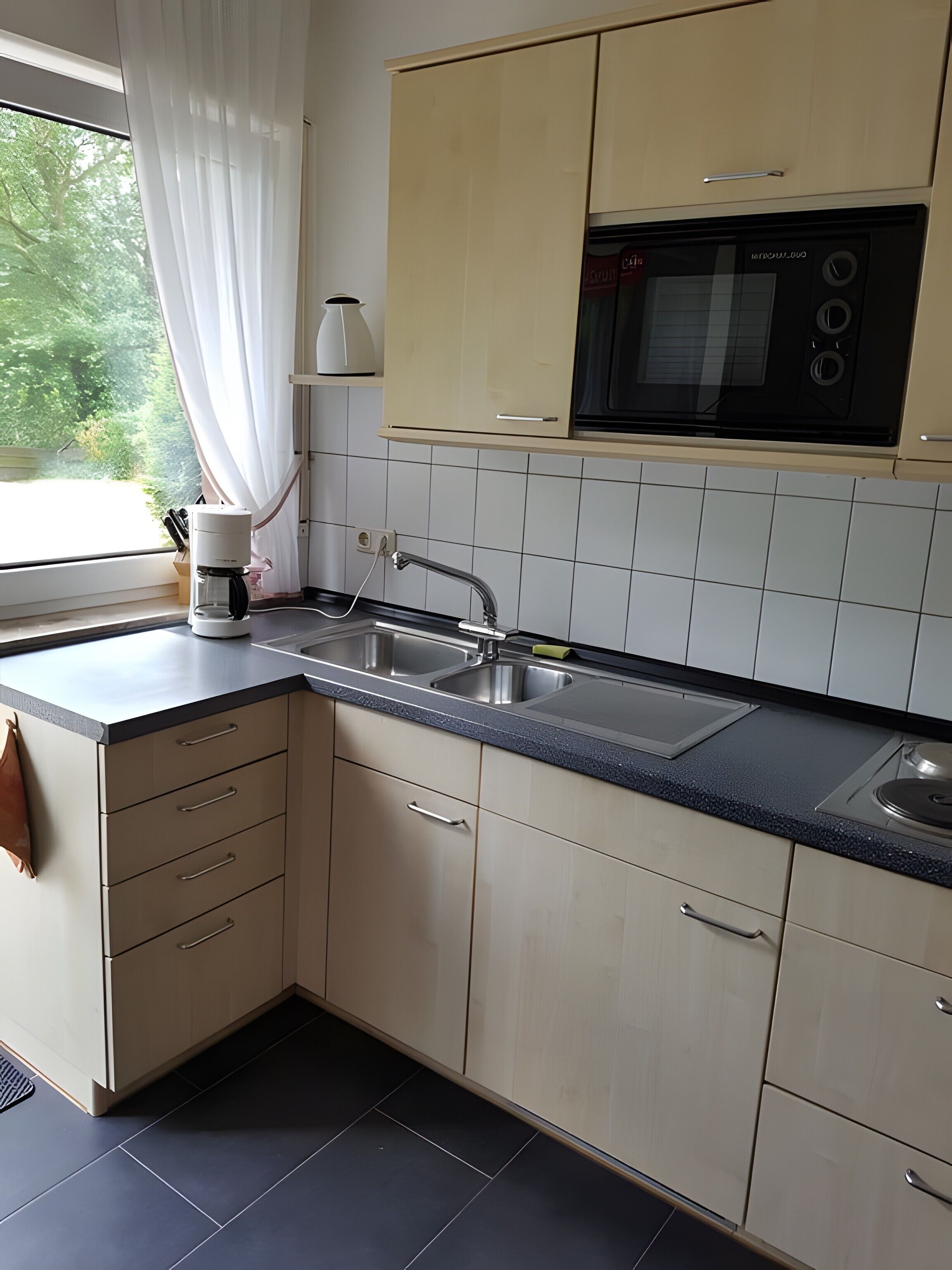 Kühlschrank, Mikrowelle, Herdplatte, Wasserkocher mit Kaffee-/Teezubehör
