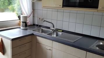 Kühlschrank, Mikrowelle, Herdplatte, Wasserkocher mit Kaffee-/Teezubehör
