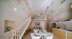 Apartamento (1 Bedroom) | Área de estar | Smart TV 32 polegadas com canais a cabo