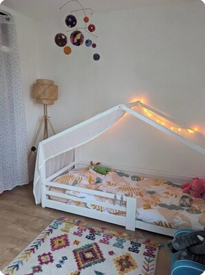 Bügeleisen/Bügelbrett, Reisekinderbett, kostenloses WLAN, Bettwäsche