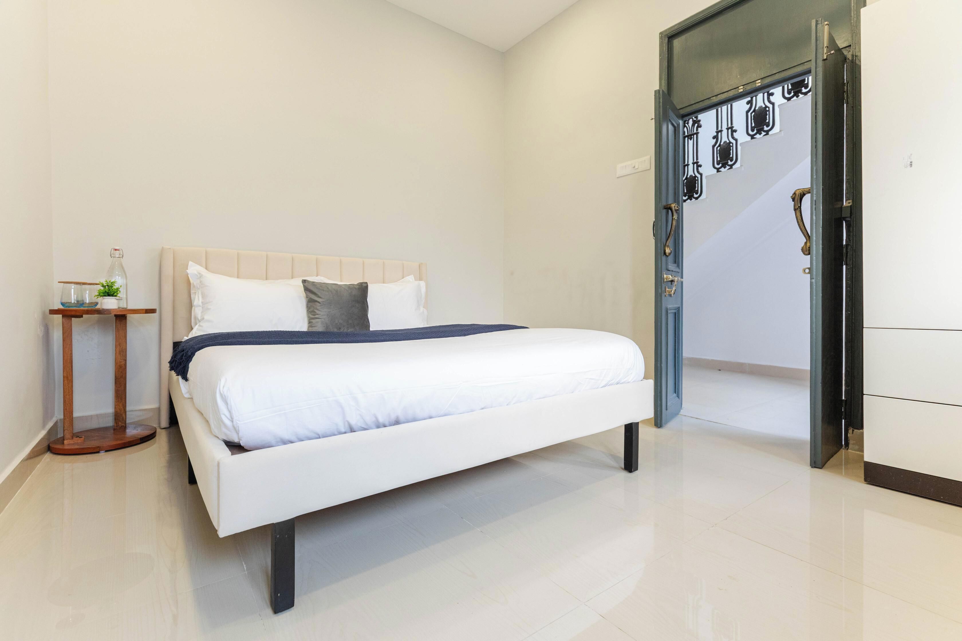 Un dormitorio con cama, mesita de noche y armario.