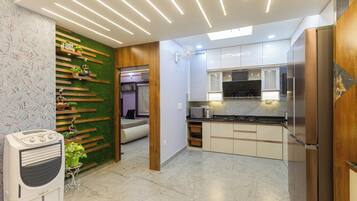 Apartment (2 Bedrooms) | Private kitchen | Microwave, blender, cookware/dishes/utensils