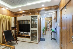 Apartment (2 Bedrooms) | Wohnbereich | Fernseher