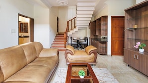 อพาร์ทเมนท์ (1 Bedroom) | บริเวณนั่งเล่น | ทีวี 66 นิ้ว พร้อมช่องดิจิตอล