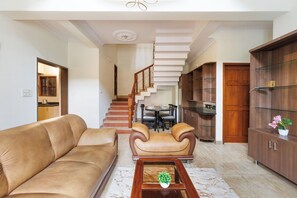 Apartment (1 Bedroom) | Wohnbereich | Fernseher