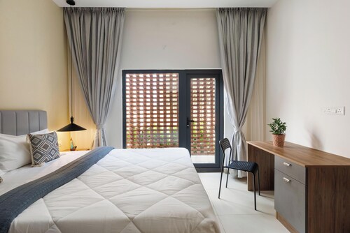 Aero Rosewood by Red Olive 3bhk 5min Airport