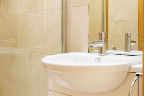 Dusche, Haartrockner, Shampoo