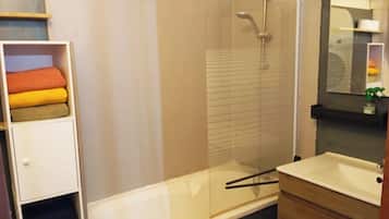 Sèche-cheveux, serviettes fournies, savon, papier toilette