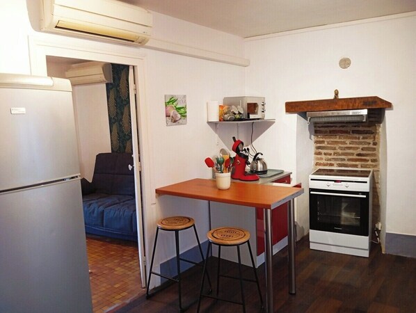 Coffee/tea maker, fridge, microwave, oven