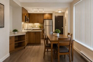 Economy Room | Dining - Dovetail Hotel (Toronto)