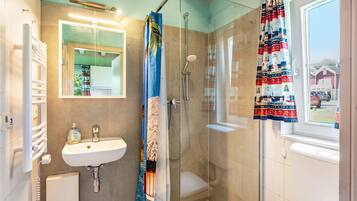 Shower, hair dryer, towels