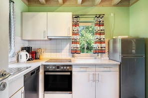 Coffee/tea maker, fridge, microwave, oven