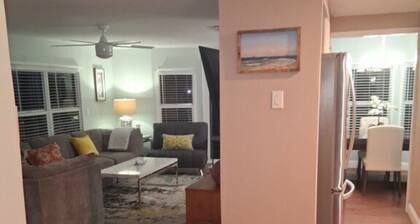 Cozy 2-bedroom Waterfront Cottage in Beautiful Marco Island!!
