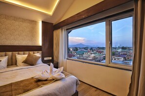 Desk, laptop workspace, blackout drapes, soundproofing - Trillium Hotel by Stay Sphere (Srinagar)