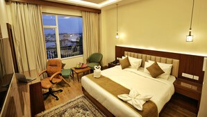 Executive Double Room, Mountain View | Peralatan tempat tidur premium, gebar bulu kapas, busa memori, meja 