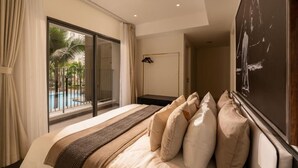 Une chambre d’hôtel avec un lit, une vue sur une piscine et un grand tableau accroché au mur.