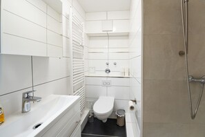 Dusche, Handtücher, Toilettenpapier