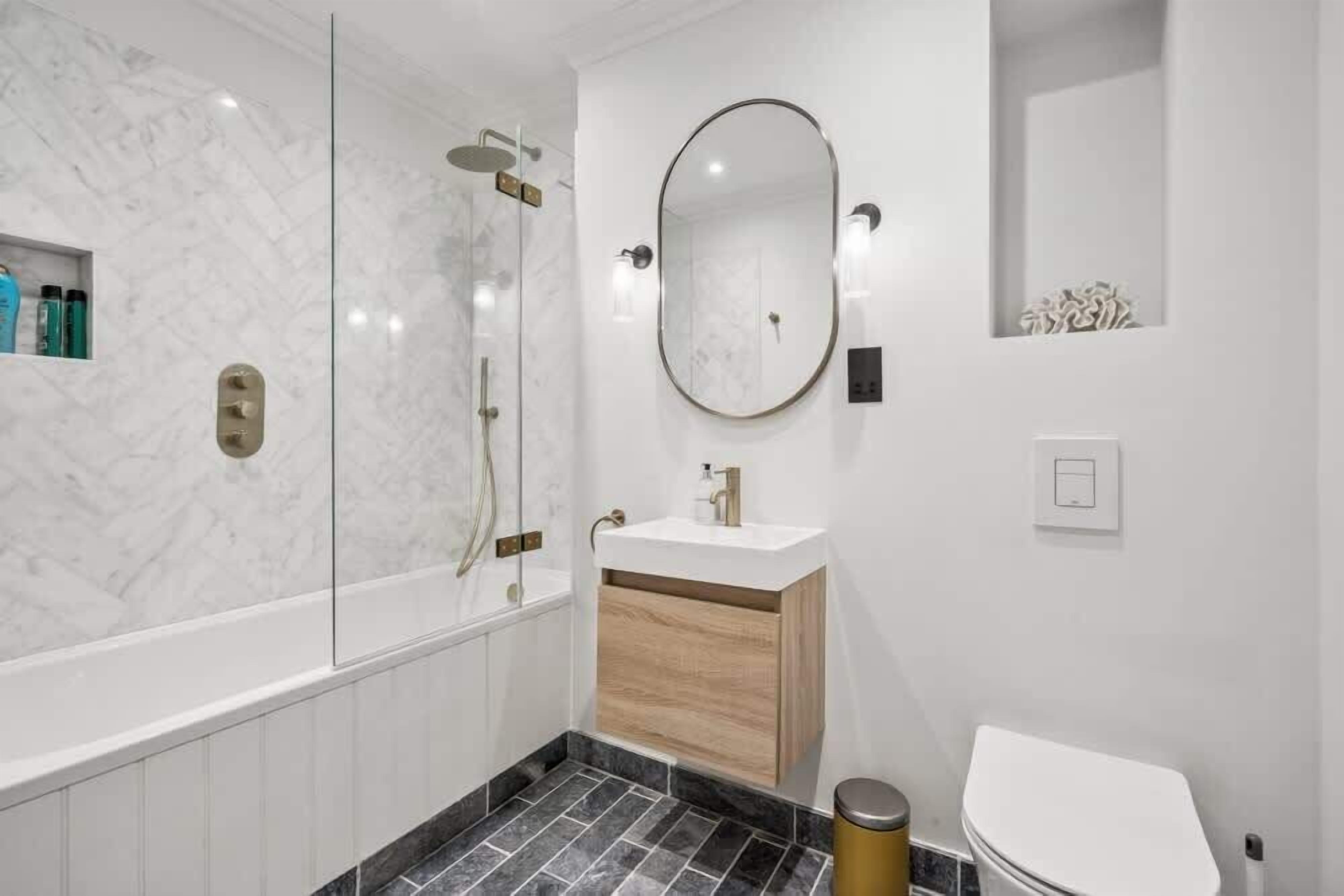 Een douche, een haardroger, handdoeken, shampoo