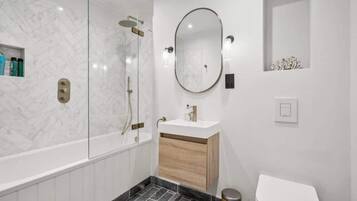 Een douche, een haardroger, handdoeken, shampoo