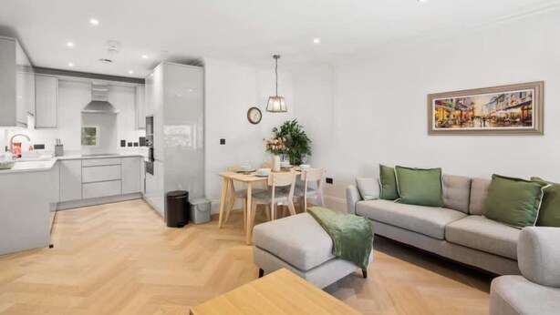 A modern apartment with a kitchen, dining area, and living room. - Stylish 2BR Marlow Stay + Parking - By Tempstay (Marlow)
