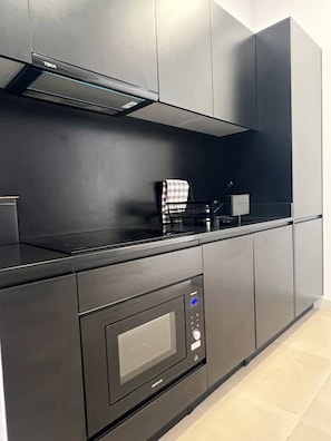 Coffee/tea maker, fridge, microwave, stovetop - Modern Apartment with Patio & Two Bathrooms (València)
