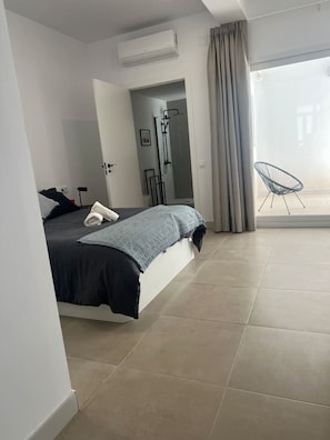Desk, iron/ironing board, WiFi, bed sheets - Modern Apartment with Patio & Two Bathrooms (València)