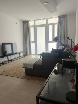 TV - Modern Apartment with Patio & Two Bathrooms (València)