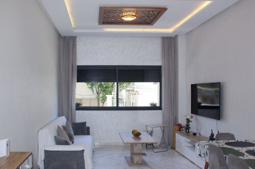 10 minutes from the Medina. Apparently luxurious and comfortable, with excellent service