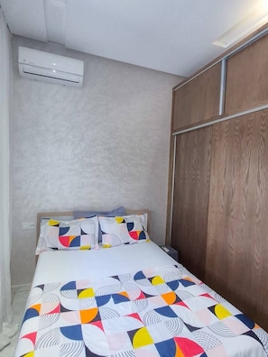 2 habitaciones, tabla de planchar con plancha, wifi y ropa de cama