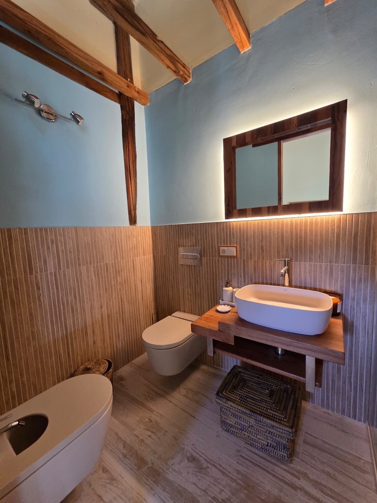 Een douche, een haardroger, handdoeken, zeep