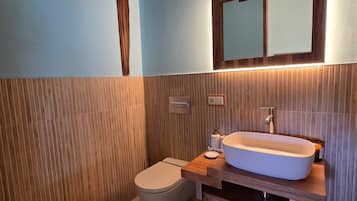 Een douche, een haardroger, handdoeken, zeep