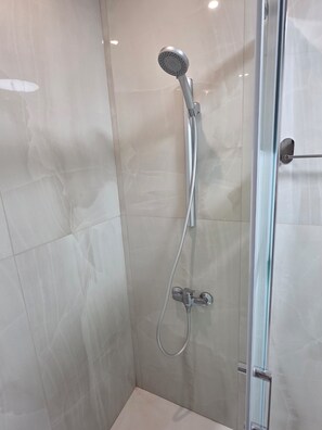 Secadora de cabello, toallas, jabón, papel de baño 