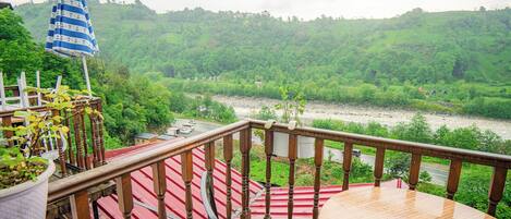Standard Bungalow | Outdoor dining