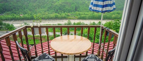 Standard Bungalow | Outdoor dining