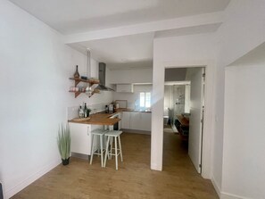 Wasserkocher mit Kaffee-/Teezubehör, Kühlschrank, Mikrowelle, Toaster