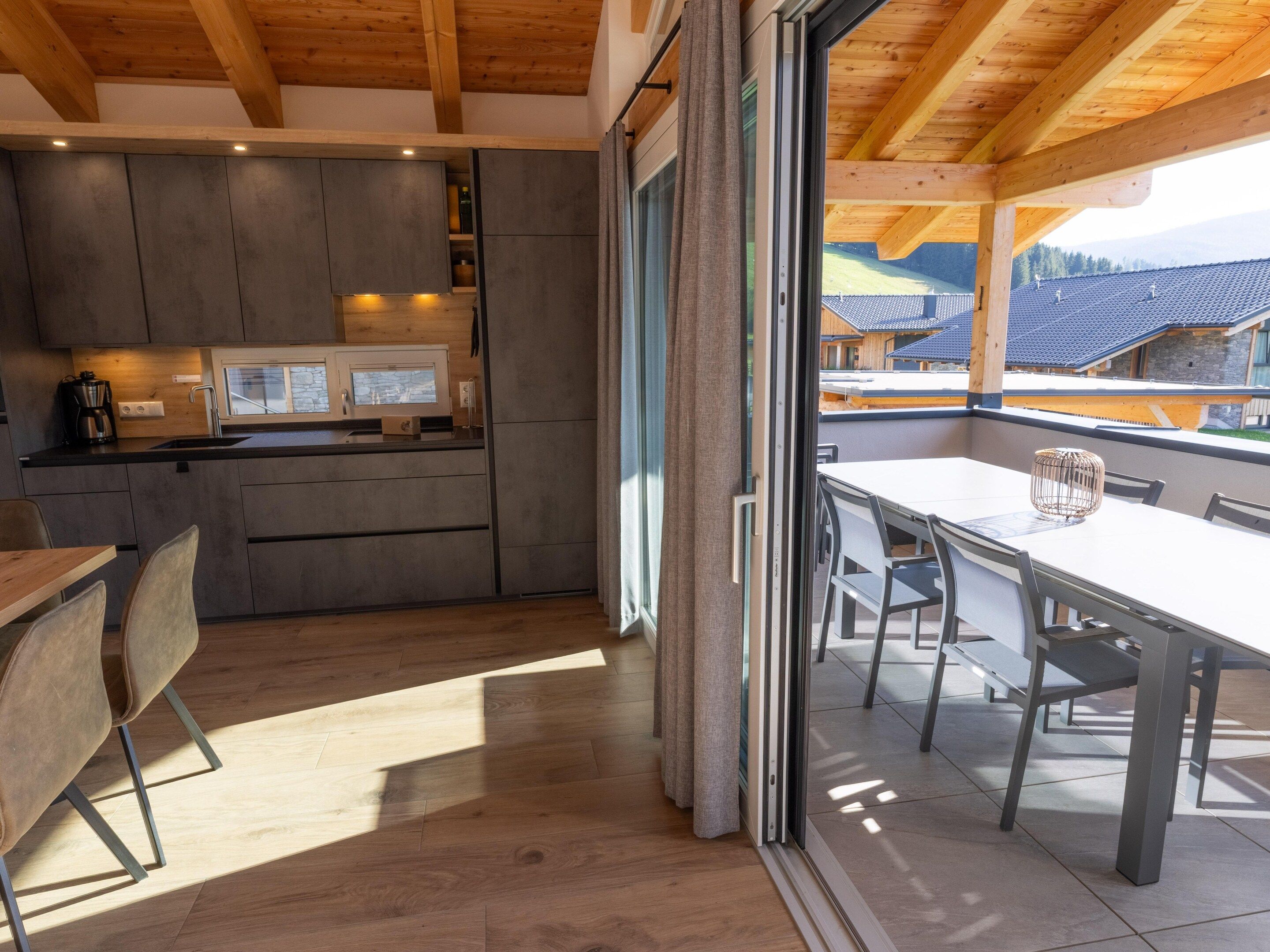 Una cocina moderna con electrodomésticos integrados y un comedor con mesa y sillas.