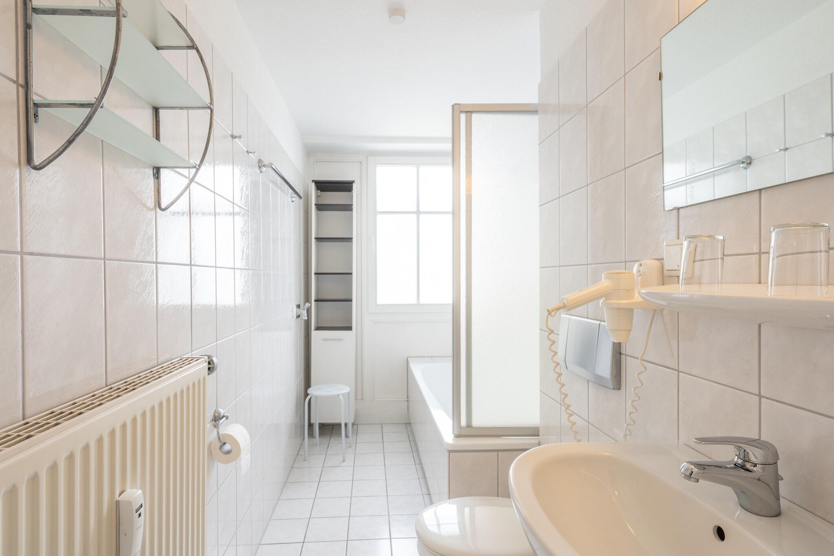 Un baño con inodoro, lavamanos y bañera.