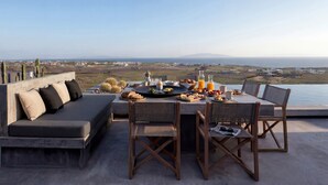 Un comedor con una mesa dispuesta para el desayuno, con vistas a un paisaje pintoresco.