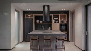 Kühlschrank, Kochgeschirr/Geschirr/Besteck, Esstisch, Kücheninsel